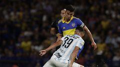 Boca Juniors' midfielder Guillermo Fernandez (C-back) vies for the ball with Atletico Tucuman's defender Matias Orihuela during their Argentine Professional Football League Tournament 2023 match at La Bombonera stadium in Buenos Aires, on January 29, 2023. (Photo by ALEJANDRO PAGNI / AFP)
