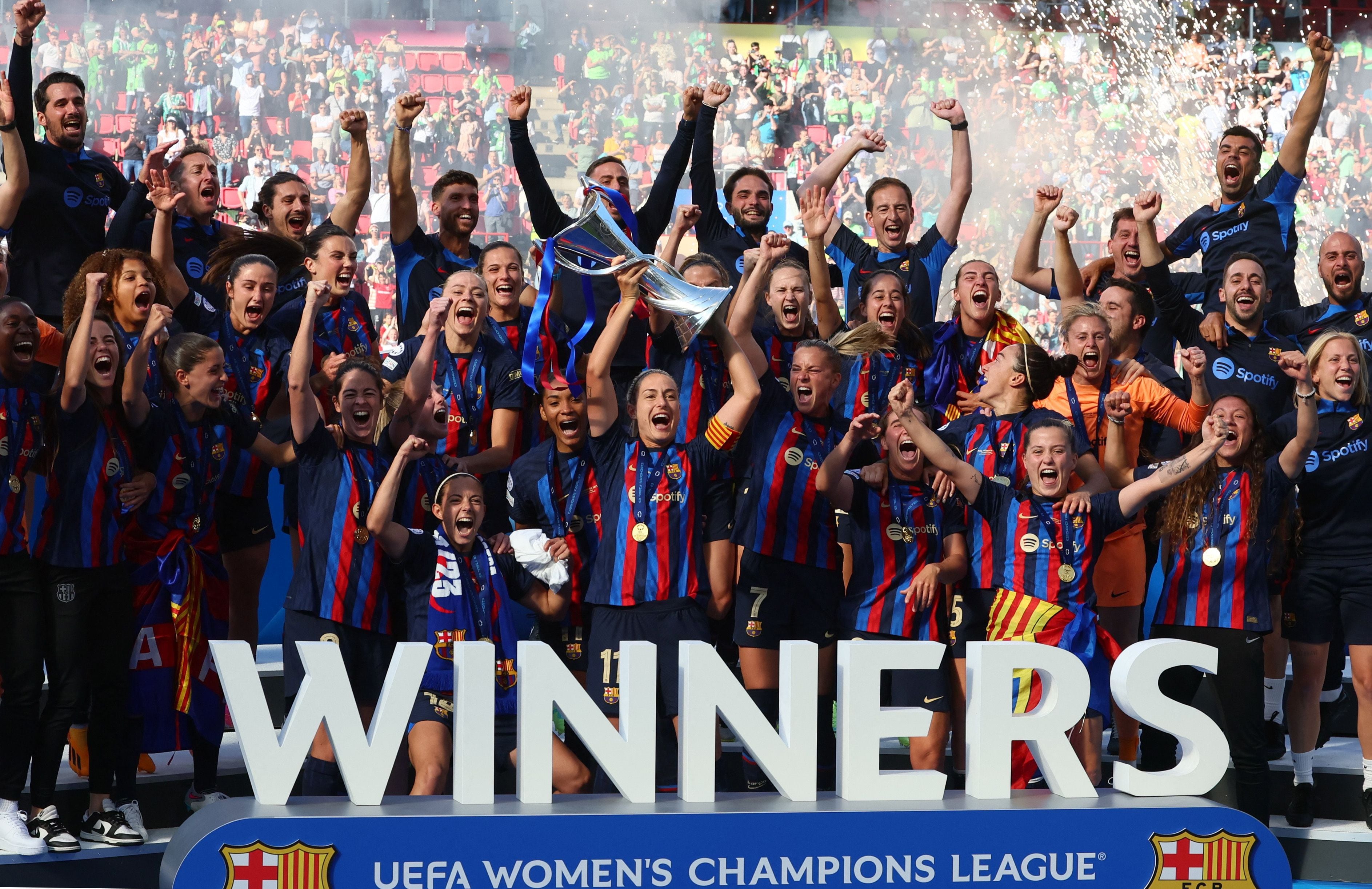 Soccer Football - Women's Champions League - Final - FC Barcelona v VfL Wolfsburg - Philips Stadion, Eindhoven, Netherlands - June 3, 2023 FC Barcelona's Alexia Putellas lifts the trophy with teammates after winning the Women's Champions League Final REUTERS/Yves Herman