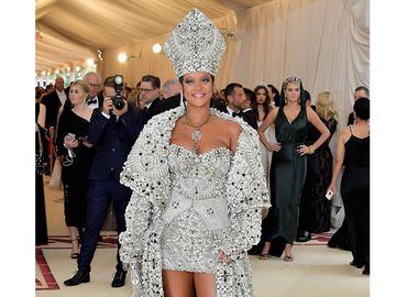NEW YORK, NY - MAY 07: Rihanna attends the Heavenly Bodies: Fashion &amp; The Catholic Imagination Costume Institute Gala at The Metropolitan Museum of Art on May 7, 2018 in New York City.   Neilson Barnard/Getty Images/AFP == FOR NEWSPAPERS, INTERNET, TELCOS &amp; TELEVISION USE ONLY ==
