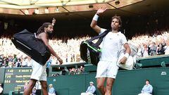 Dustin Brown y Rafa Nadal, tras su partido de segunda ronda de Wimbledon 2015.