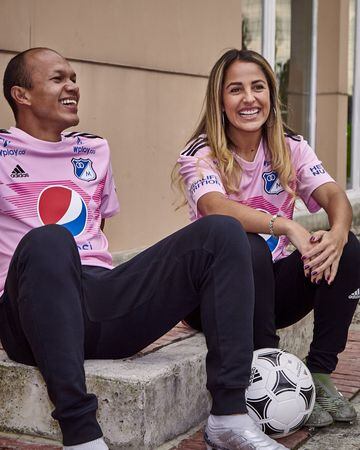 Millonarios lanzó su camiseta alternativa para 2020 de color rosado y con un diseño basado en la que usó Alemania en el Mundial de 1990.
