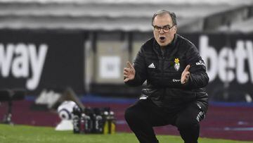 London (United Kingdom), 08/03/2021.- Leeds manager Marcelo Bielsa reacts during the English Premier League soccer match between West Ham United and Leeds United in London, Britain, 08 March 2021. (Reino Unido, Londres) EFE/EPA/Neil Hall / POOL EDITORIAL 