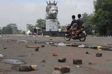 Dos personas en motocicleta en el área del estadio Kanjuruhan tras los distrubios que comenzaron después del partido de fútbol  entre Arema y Persebaya en Malang, región de Java Oriental, Indonesia.