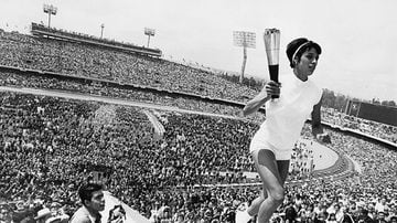 La deportista mexicana fue la primera mujer en encender un pebetero en la historia de los juegos olímpicos y ocurrió en la justa de México 68. En aquel entonces, existía un movimiento creciente por reconocer los derechos de las mujeres. Su inclusión, desde su punto de vista, fue un símbolo de equidad de género y que motivó a que el deporte fuera más incluyente.