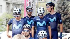 Alejandro Valverde, junto a varios compañeros del Movistar antes de una etapa en el Giro de Italia.