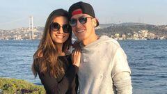 El futbolista Mesut &Ouml;zil con su novia, la modelo Amine G&uuml;lşe