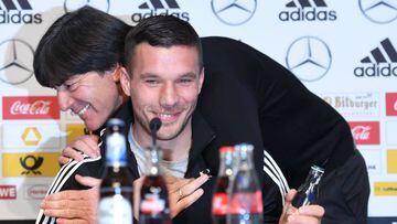 L&ouml;w bromea con Podolski en la conferencia de prensa previa al amistoso.