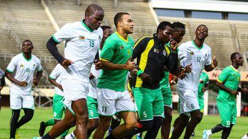 Jugadores de Zimbabue preparan la Copa de &Aacute;frica.