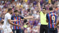 Spanish referee Muniz Ruiz presents a red card to Elche's Spanish defender Gonzalo Verdu (L) for fouling Barcelona's Polish forward Robert Lewandowski during the Spanish League football match between FC Barcelona and Elche CF at the Camp Nou stadium in Barcelona on September 17, 2022. (Photo by Josep LAGO / AFP)