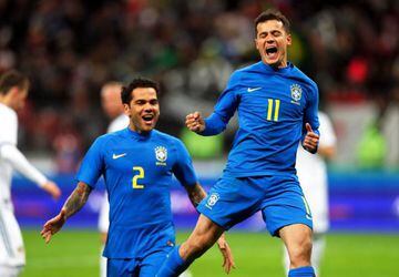 Dani Alves y Coutinho celebran el gol de penalti marcado por el jugador del Barcelona en el Rusia-Brasil.