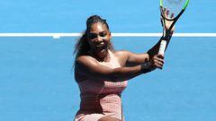 Serena Williams celebra un punto ante Maria Sakkari durante su partido de Copa Hopman en Perth, Australia.