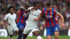 LONDON, ENGLAND - OCTOBER 14:  Michy Batshuayi of Chelsea battles for possession with Mamadou Sakho of Crystal Palace and Scott Dann of Crystal Palace during the Premier League match between Crystal Palace and Chelsea at Selhurst Park on October 14, 2017 in London, England.  (Photo by Dan Istitene/Getty Images)
