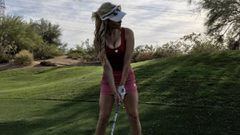 La golfista Paige Spiranac luce una equpaci&oacute;n con escote y minifalda durante un entrenamiento.