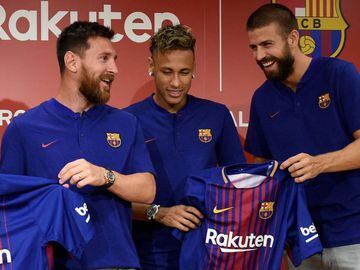 FC Barcelona players Lionel Messi (2nd L), Neymar (2nd R), Gerard Pique (R) and Rakuten CEO Hiroshi Mikitani (L) show off their new jersey with the Rakuten sponsorship logo for the first time during a press conference in Tokyo on July 13, 2017. Japan&#039;s major internet retailer Rakuten entered into main sponsorship contract with FC Barcelona. / AFP PHOTO / Toru YAMANAKA