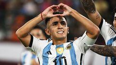 Thiago Almada celebra un gol con Argentina.