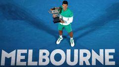 El tenista serbio Novak Djokovic posa con el trofeo de campe&oacute;n del Open de Australia 2021.