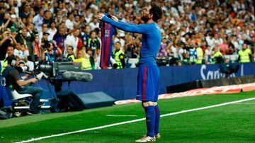 Leo Messi muestra su camiseta a la afición del Real Madrid después de marcar en el Santiago Bernabéu en 2017.
