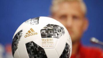 El Telstar, balón oficial del Mundial de Rusia 2018, durante la rueda de prensa de Kasper Schmeichel previa al Dinamarca-Francia.