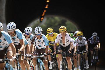 Ben Gastauer, Romain Bardet, Alexis Vuillermoz, Christopher Froome y Vasil Kiryienka saliendo del túnel de la 18ª del Tour de Francia.