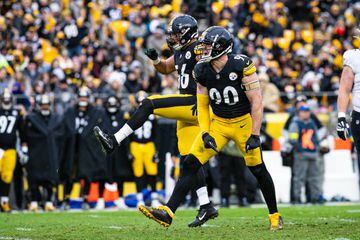 PITTSBURGH, PA - NOVEMBER 13: Pittsburgh Steelers linebacker T.J. Watt (90) and Pittsburgh Steelers linebacker Alex Highsmith (56) celebrate after a play during the national football league game between the New Orleans Saints and the Pittsburgh Steelers on November 13, 2022 at Acrisure Stadium in Pittsburgh, PA. (Photo by Mark Alberti/Icon Sportswire via Getty Images)