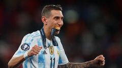 LONDON, ENGLAND - JUNE 01:  Angel Di Maria of Argentina bites his winners medal as he celebrates during the Finalissima 2022 match between Italy and Argentina at Wembley Stadium on June 1, 2022 in London, England. (Photo by Marc Atkins/Getty Images)