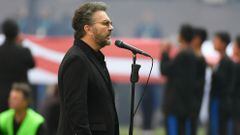 Aficionados aplauden la interpretación de Mijares del Himno Nacional en partido de Selección