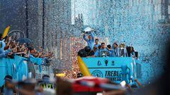 Jugadores y aficionados del Manchester City festejan los títulos de Champions League, Premier y FA Cup.