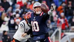 FOXBOROUGH, MASSACHUSETTS - DECEMBER 24: Vonn Bell #24 of the Cincinnati Bengals pressures Mac Jones #10 of the New England Patriots as he attempts a pass during the fourth quarter at Gillette Stadium on December 24, 2022 in Foxborough, Massachusetts.   Winslow Townson/Getty Images/AFP (Photo by Winslow Townson / GETTY IMAGES NORTH AMERICA / Getty Images via AFP)