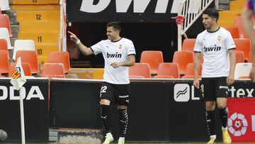 Maxi G&oacute;mez celebra un gol con el Valencia.