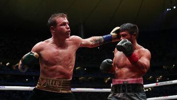 Saul 'Canelo' Alvarez conectando un golpe a John Ryder en México.