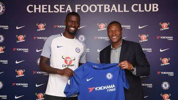 Antonio R&uuml;diger, posando con su nueva camiseta como jugador del Chelsea.