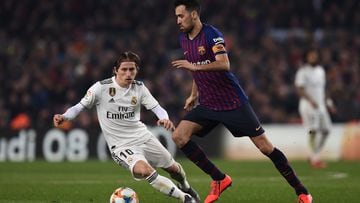 BARCELONA, SPAIN - FEBRUARY 06: Sergio Busquets of FC Barcelona competes for the ball with Luka Modric of Real Madrid CF during the Copa del Semi Final first leg match between Barcelona and Real Madrid at Nou Camp on February 06, 2019 in Barcelona, Spain. (Photo by Alex Caparros/Getty Images)