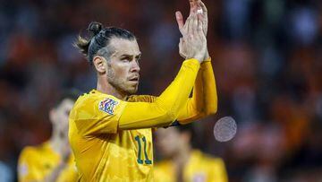 ROTTERDAM - Gareth Bale of Wales thanks the crowd during the UEFA Nations League match between the Netherlands and Wales at Feyenoord stadium on June 14, 2022 in Rotterdam, Netherlands.
