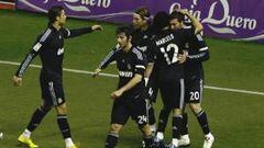 <b>PIÑA CON 'EL PIPITA'. </b>Higuaín firmó un hat-trick y estuvo espléndido. En la imagen es felicitado por Marcelo, Sergio Ramos y Cristiano tras marcar el primero de sus tantos.