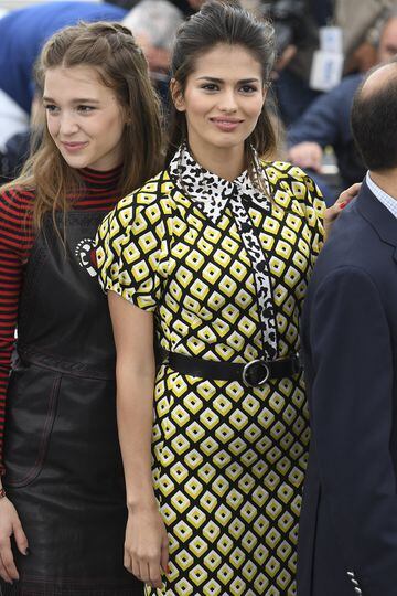 Carla Campra y Sara Sálamo a su llegada al photocall de la película "Todos lo saben" durante la 71ª edición del Festival de Cine de Cannes. 
