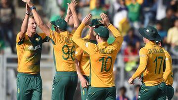South Africa&#039;s Chris Morris (L) celebrates after taking the wicket of Afghanistan&#039;s Mohammad Shahzad. 