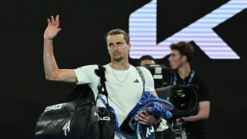 El tenista alemán Alexander Zverev abandona la pista tras su derrota ante el ruso Daniil Medvedev en las semifinales del Open de Australia 2024.