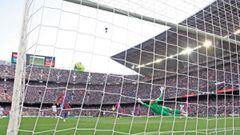 Una imagen del &uacute;ltimo Cl&aacute;sico en el Camp Nou con el bal&oacute;n entrando en la porter&iacute;a de Ter Stegen.