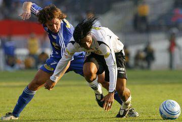 Arrué disputa el balón con Rodrigo Melendez durante el empate 0-0 que se jugó en el Estadio Nacional el 29 de abril de 2007.