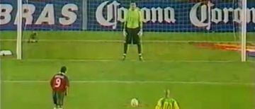 Chile cayó por 1-0 ante Brasil en el estreno en la Copa América de Perú en 2004. La derrota fue en los descuentos, pero antes Sebastián 'Chamagol' González pudo poner a la Roja en ventaja. A los 25 minutos anotó de penal, pero la ejecución de la falta fue repetida por el árbitro y entonces el delantero nacional desvió el lanzamiento.