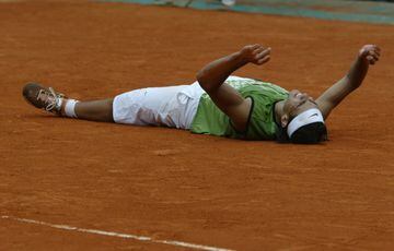 Rafa Nadal se tira al suelo tras conseguir su primer Roland Garros en el año 2005. El argentino Mariano Puerta fue el rival del tenista mallorquín y lo venció 6-7,6-3,6-1 y 7-5.
