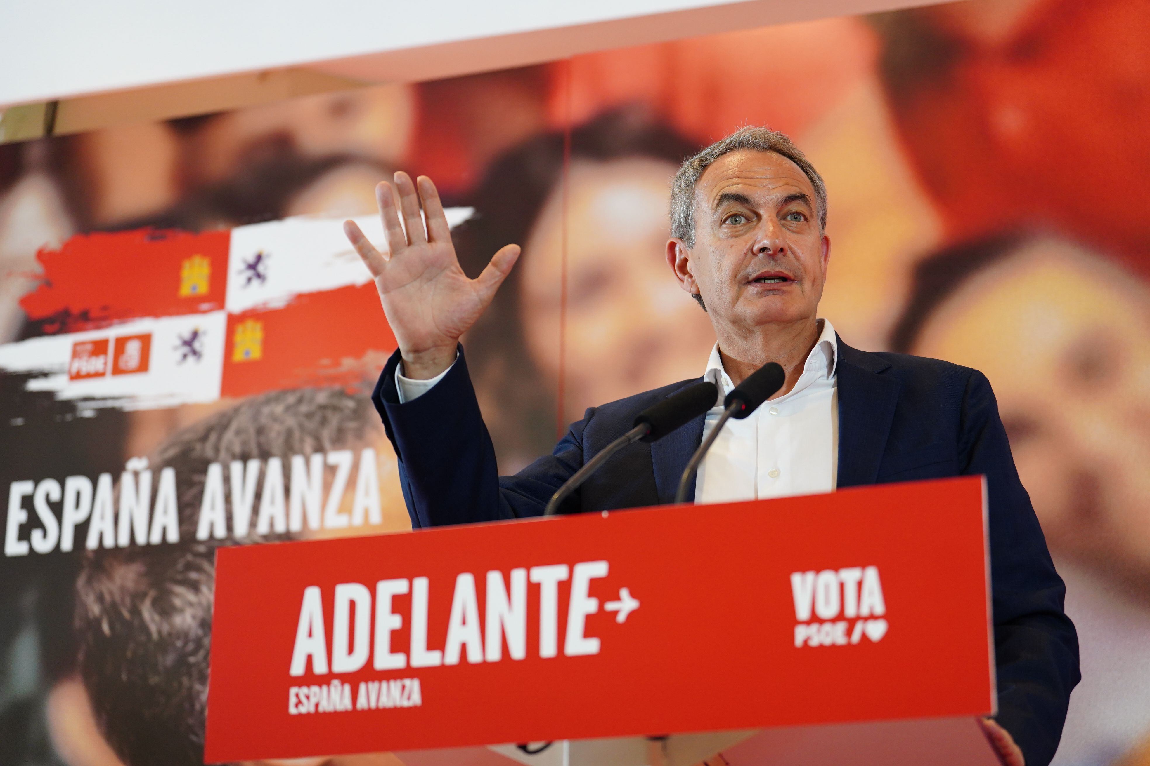 El expresidente del Gobierno de España José Luis Rodríguez Zapatero interviene en una comida mitin con militantes socialistas en el hotel Bardo Recoletos Coco, a 19 de julio de 2023, en Salamanca, Castilla y León (España). Zapatero ha participado en en este acto con militantes del PSOE como parte de la campaña electoral para las elecciones generales del próximo 23 de julio.
19 JULIO 2023;MITIEN;ACTO;ELECCIONES;ELECTORAL;CAMPAÑA;23J
Manuel Laya / Europa Press
19/07/2023