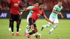Manchester United&#039;s Jesse Lingard (C) controls the ball during the International Champions Cup football match between Manchester United and Inter Milan in Singapore on July 20, 2019. (Photo by Roslan RAHMAN / AFP)