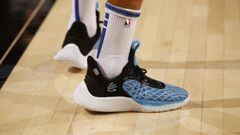 Las increíbles zapatillas que usó Curry para romper un récord en la NBA
