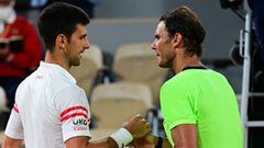 Novak Djokovic y Rafa Nadal se saludan tras su partido de semifinales de Roland Garros 2021.
