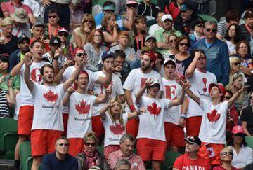 Los fans canadienses apoyaron a Eugenie Bouchard en su duelo con Maris Sharapova en cuartos de final del Abierto de Australia.