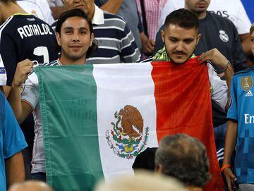 Dos aficionados ingresaron al inmueble de los merengues con una bandera del país en memoria por las víctimas del sismo.