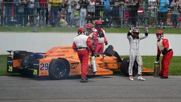 Fernando Alonso sale de su monoplaza tras la rotura del motor Honda en la Indy 500. 