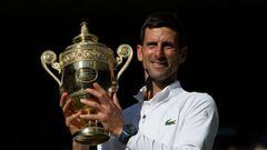 El tenista serbio Novak Djokovic posa con el trofeo de campeón de Wimbledon 2022.