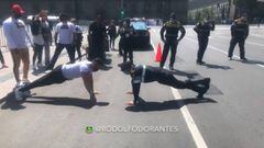 Policía vence a manifestante en reto de lagartijas en el Zócalo